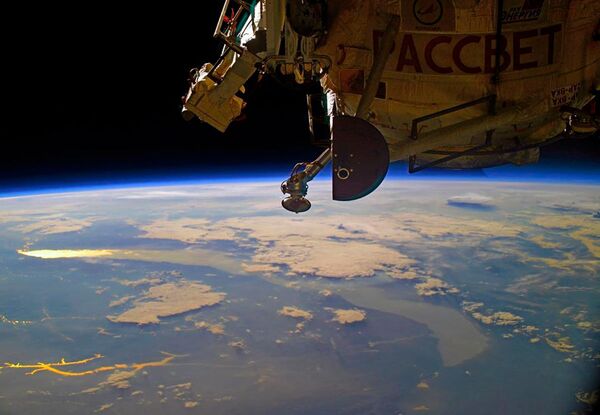 Le Petit module de recherche Rassvet survolant le lac Baïkal au lever du soleil. - Sputnik Afrique