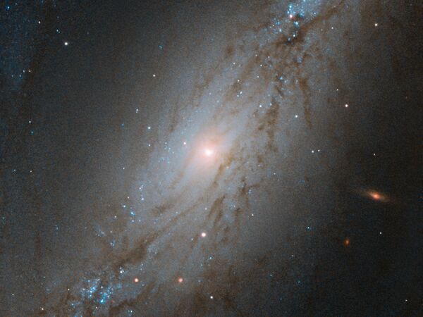 Hubble a repéré la galaxie NGC 7513 dans la constellation du Télescope. Située à près de 60 millions d’années-lumière de la Terre, elle se déplace à une vitesse stupéfiante. - Sputnik Afrique