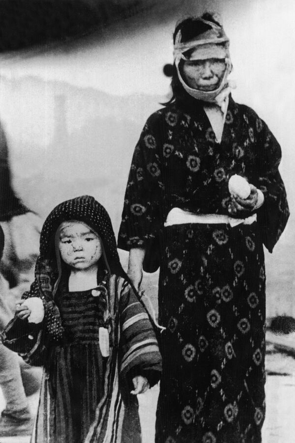 Une femme et son enfant ayant survécu au bombardement de Nagasaki, 9 août 1945 - Sputnik Afrique