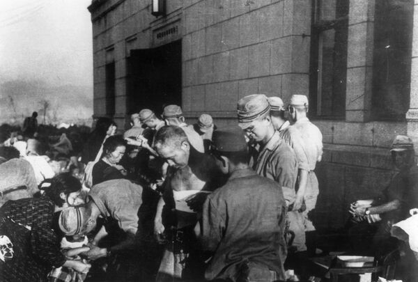 Habitants d’Hiroshima blessés recevant des soins médicaux après le bombardement - Sputnik Afrique