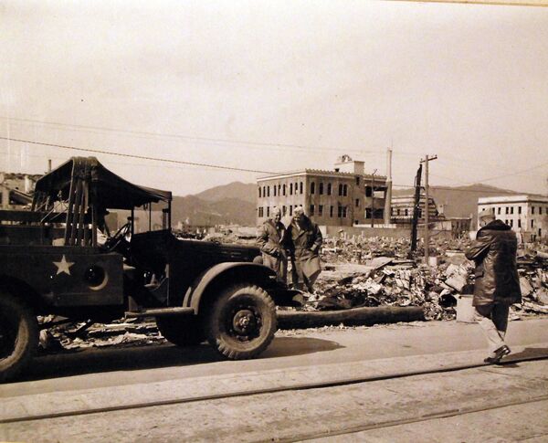 Soldats américains dans les rues de la ville d’Hiroshima détruite - Sputnik Afrique