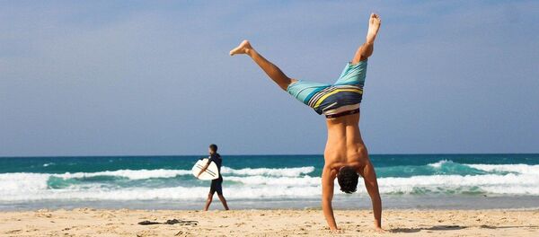 Un homme à la plage, image d'illustration - Sputnik Afrique