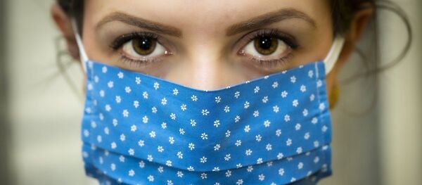 Une femme portant un masque - Sputnik Afrique