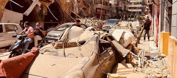 Des voitures endommagées par l'explosion à Beyrouth - Sputnik Afrique