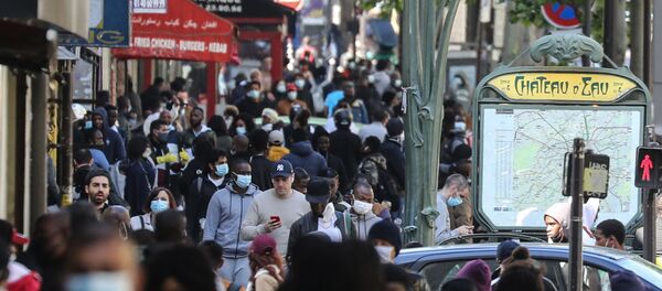 Près de la station de métro Château d'Eau à Paris, mai 2020 - Sputnik Afrique
