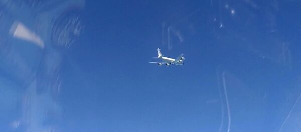 Un RC-135 de l'US Air Force vu depuis un chasseur russe Su-27 (archive photo) - Sputnik Afrique