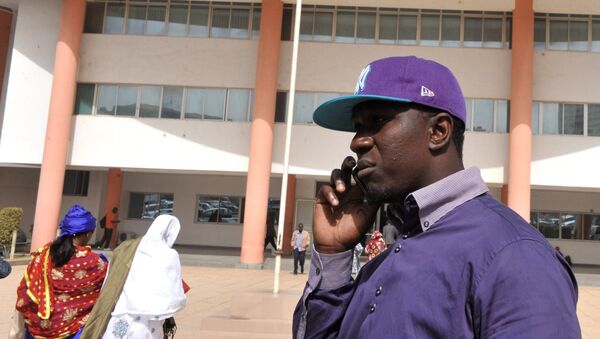 Un leader du mouvement Y'en a marre au téléphone devant le palais de justice de Dakar. - Sputnik Afrique
