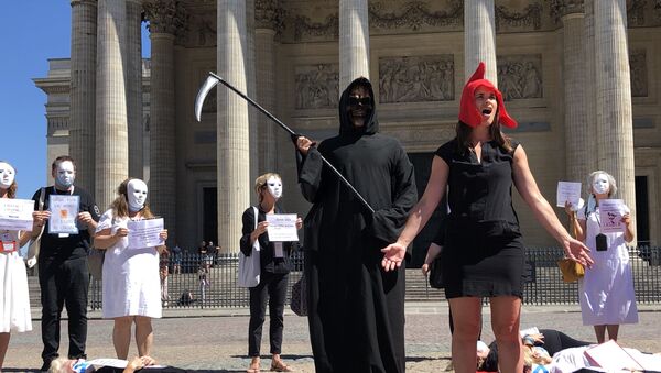 Une action des guides conférenciers devant le Panthéon à Paris - Sputnik Afrique