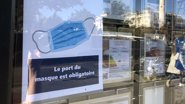 Une affichette Le Port du masque obligatoire dans un café à Paris - Sputnik Afrique