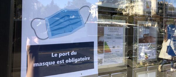 Une affichette Le Port du masque obligatoire dans un café à Paris - Sputnik Afrique