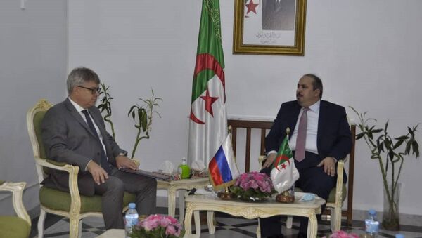 Abou el-Fadel Baâdji, le secrétaire général du Front de libaration nationale (FLN) et l'ambassadeur de Russie en Algérie - Sputnik Afrique