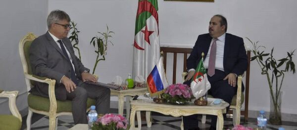 Abou el-Fadel Baâdji, le secrétaire général du Front de libaration nationale (FLN) et l'ambassadeur de Russie en Algérie Abou el-Fadel Baâdji, le secrétaire général du Front de libaration nationale (FLN) et l'ambassadeur de Russie en Algérie - Sputnik Afrique