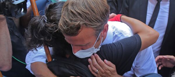 Le président français Emmanuel Macron lors d'une visite dans le quartier de Gemmayzeh, qui a subi d'importants dégâts en raison d'une explosion dans la capitale libanaise - Sputnik Afrique