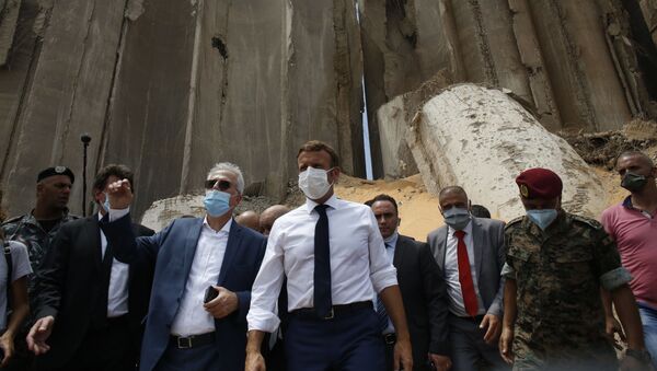 Emmanuel Macron sur le site dévasté par l'explosion au port de Beyrouth, le 6 août 2020 - Sputnik Afrique