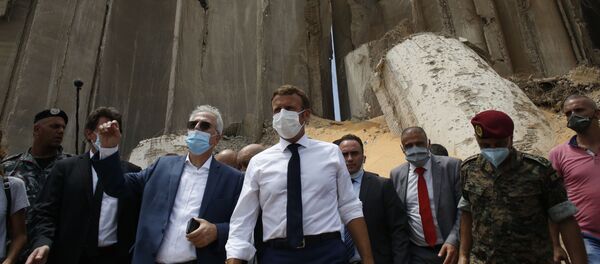 Emmanuel Macron sur le site dévasté par l'explosion au port de Beyrouth, le 6 août 2020 - Sputnik Afrique