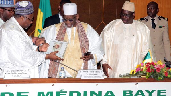 Cheikh Ahmed Tidiane Ibrahima Niass avec à sa gauche le Président sénégalais Macky Sall - Sputnik Afrique
