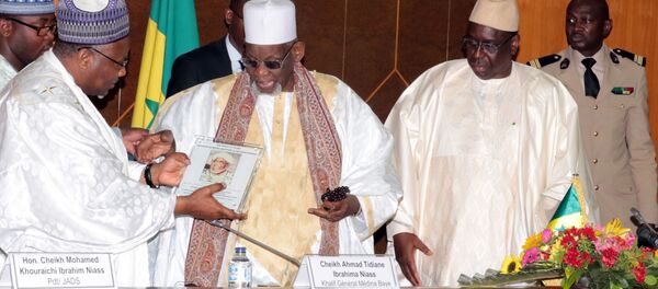 Cheikh Ahmed Tidiane Ibrahima Niass avec à sa gauche le Président sénégalais Macky Sall - Sputnik Afrique