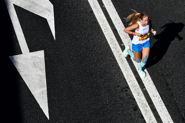 Une participante au semi-marathon de Moscou 2020. - Sputnik Afrique