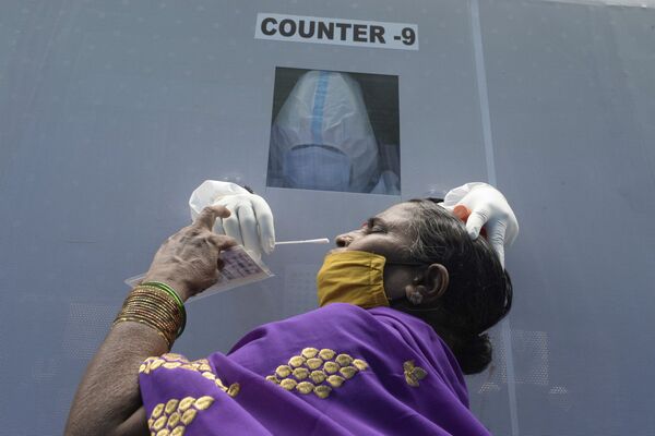 Une femme à un centre mobile de dépistage du Covid-19, Hyderabad, Inde. - Sputnik Afrique
