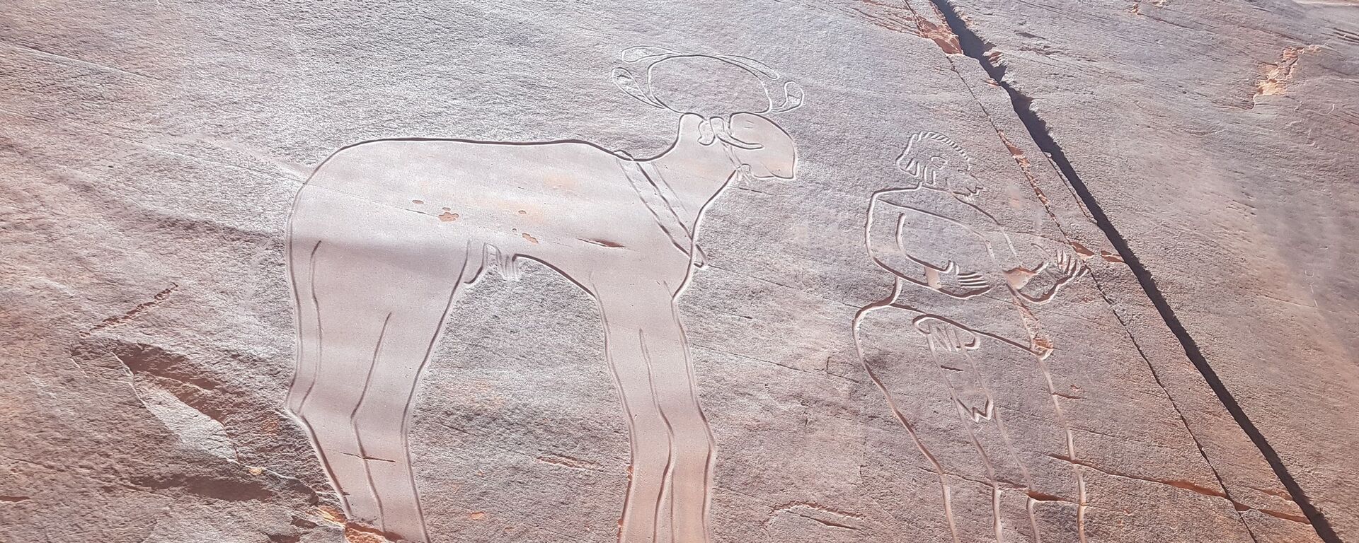 Gravure rupestre de la falaise de Fedjet el Kheil, période du Bubale (8.000-6.000 ans avant l'ère chrétienne), représentant un homme et un bélier à tête sphéroïde - Sputnik Afrique, 1920, 08.08.2020
