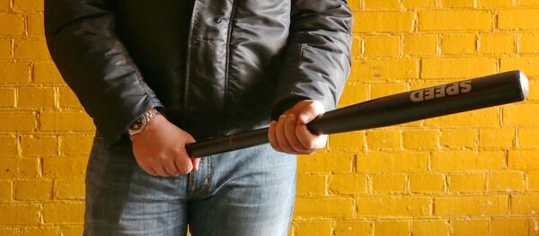 Homme avec batte - Sputnik Afrique