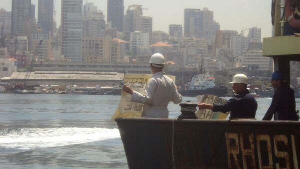 Arrêtés dans le port de Beyrouth, le capitaine Boris Prokochev et des membres de l'équipage du navire Rhosus demandent leur libération. Une photo prise à l'été 2014. - Sputnik Afrique
