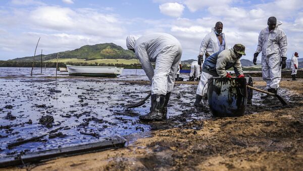 Люди борются с последствиями утечки нефти с судна MV Wakashio, севшего на мель у побережья юго-восточного Маврикия - Sputnik Afrique