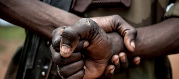 Un soldat avec un AK-47 - Sputnik Afrique