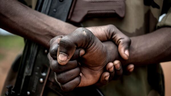 Un soldat avec un AK-47 - Sputnik Afrique