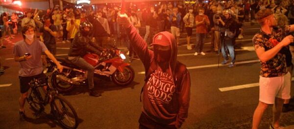 Протестующий с фаером у станции метро Пушкинская, 10 августа 2020 - Sputnik Afrique