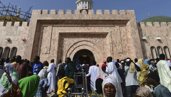 Des pèlerins rassemblés devant la Grande mosquée de Touba (Sénégal) à l'occasion du Magal en 2018. - Sputnik Afrique