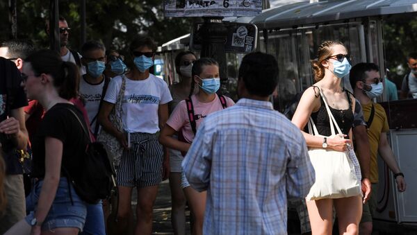 Des gens portent des masques de protection à Montmartre, Paris. - Sputnik Afrique