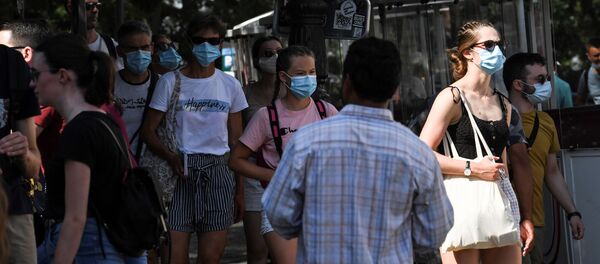 Des gens portent des masques à Paris, le 11 août - Sputnik Afrique