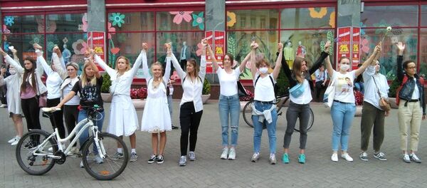 En Biélorussie, les femmes manifestent contre les actions des forces de l’ordre, le 12 août En Biélorussie, les femmes manifestent contre les actions des forces de l’ordre, le 12 août - Sputnik Afrique