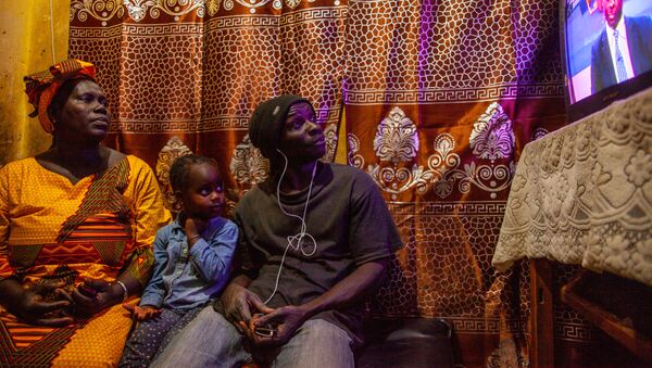 Une famille sénégalaise devant son téléviseur. - Sputnik Afrique