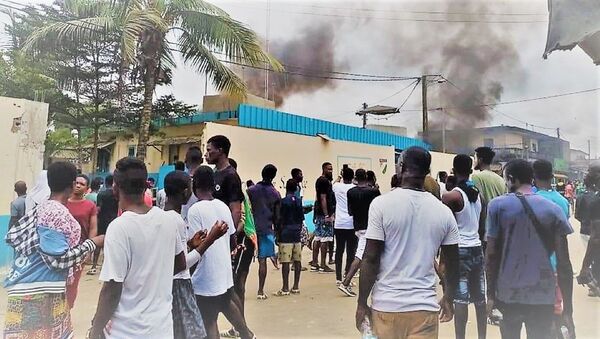 Des manifestants au commissariat de police de Bonoua (Côte d'Ivoire). - Sputnik Afrique