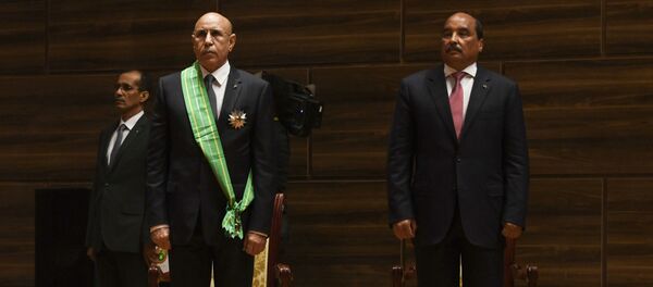 Le nouveau Président mauritanien Mohamed Ould Cheikh El Ghazouani et le Président sortant Mohamed Ould Abdel Aziz - Sputnik Afrique