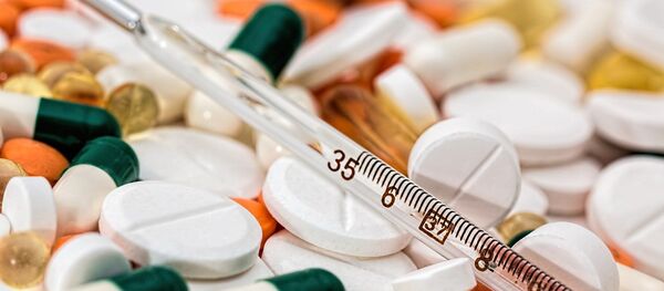Un thermomètre et des comprimés (image d'illustration) - Sputnik Afrique
