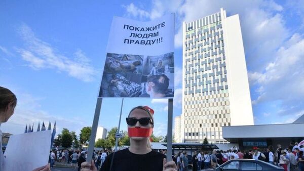 Une manifestation près du bâtiment de la compagnie de télévision d'État Belteleradio à Minsk - Sputnik Afrique