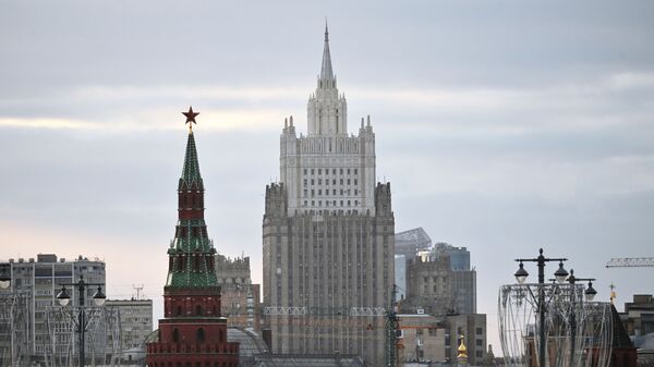 Ministère russe des Affaires étrangères et une tour du Kremlin  - Sputnik Afrique