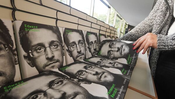  L'autobiographie d'Edward Snowden, intitulée « Permanent record » (« Mémoire vive » en France) - Sputnik Afrique