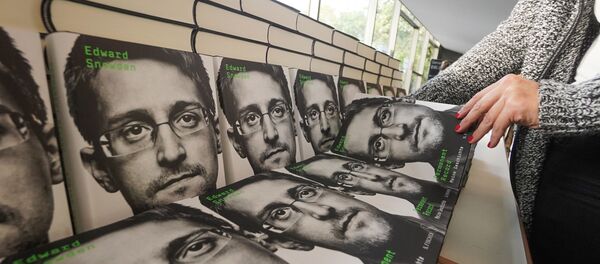  L'autobiographie d'Edward Snowden, intitulée « Permanent record » (« Mémoire vive » en France) - Sputnik Afrique