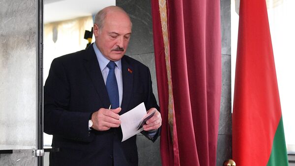 Alexandre Loukachenko dans un bureau de vote à Minsk - Sputnik Afrique