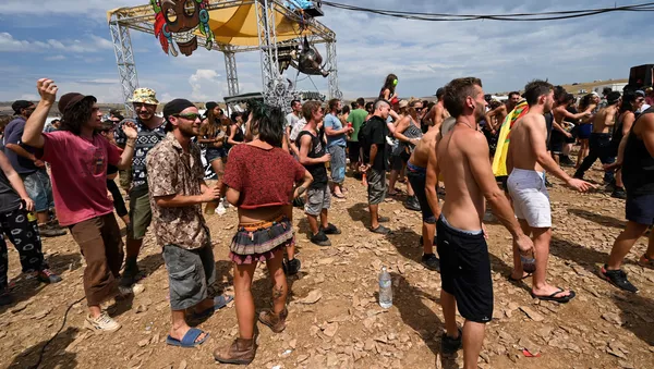Des milliers de raveurs réunis pour un teknival sur le causse Méjean (Lozère) - Sputnik Afrique