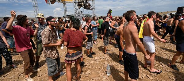 Des milliers de raveurs réunis pour un teknival sur le causse Méjean (Lozère) - Sputnik Afrique