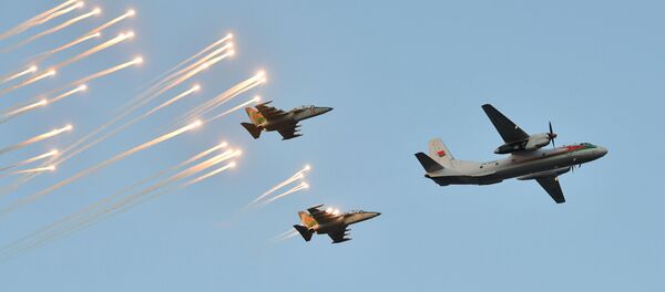 Des Yak-130 et un An-26 participent à une parade militaire à Minsk, archives Des Yak-130 et un An-26 participent à une parade militaire à Minsk, archives - Sputnik Afrique