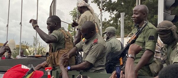 Les militaires maliens acclamés à leur arrivée boulevard de l'Indépendance à Bamako, le 18 août 2020. - Sputnik Afrique