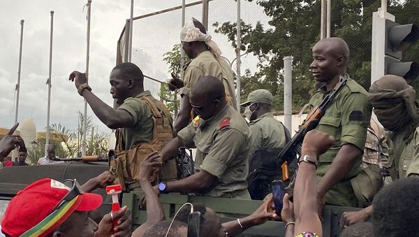 Les militaires maliens acclamés à leur arrivée boulevard de l'Indépendance à Bamako, le 18 août 2020. - Sputnik Afrique