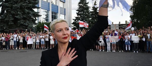 Maria Kolesnikova lors des manifestations à Minsk, le 15 août Maria Kolesnikova lors des manifestations à Minsk, le 15 août - Sputnik Afrique