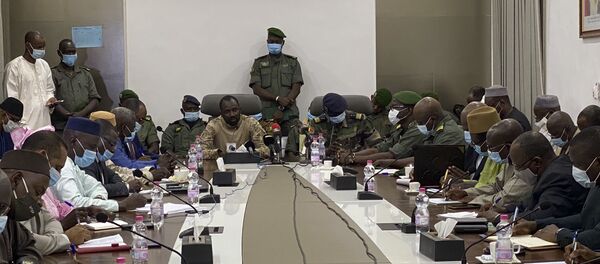 Le colonel Assimi Goita (C-L) s'adresse à la presse au ministère malien de la Défense à Bamako, au Mali, le 19 août 2020 après avoir confirmé sa position de président du Comité national pour le salut du peuple (CNSP) - Sputnik Afrique